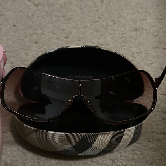 Authentic Burberry London sunglasses - Picture 4 of 5